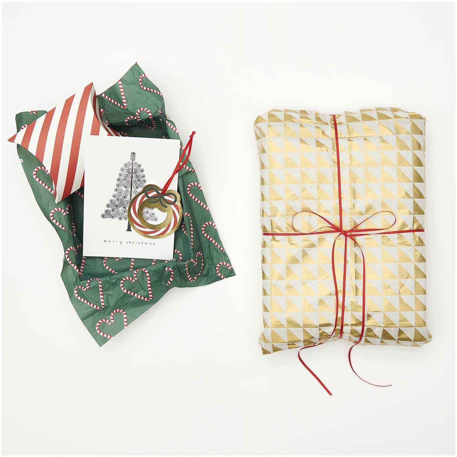 Paper Poetry Seidenpapier zeigt ein Geschenk in grünem Papier mit Zuckerstangenherzen von Rico Design.
