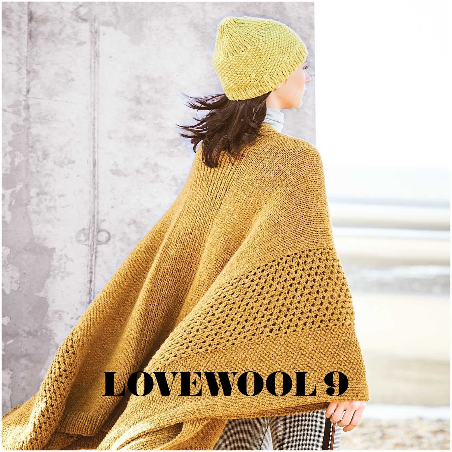 Fashion Alpaca Dream: Frau in gestricktem Poncho und Mütze am Strand, aus Rico Design Wolle.
