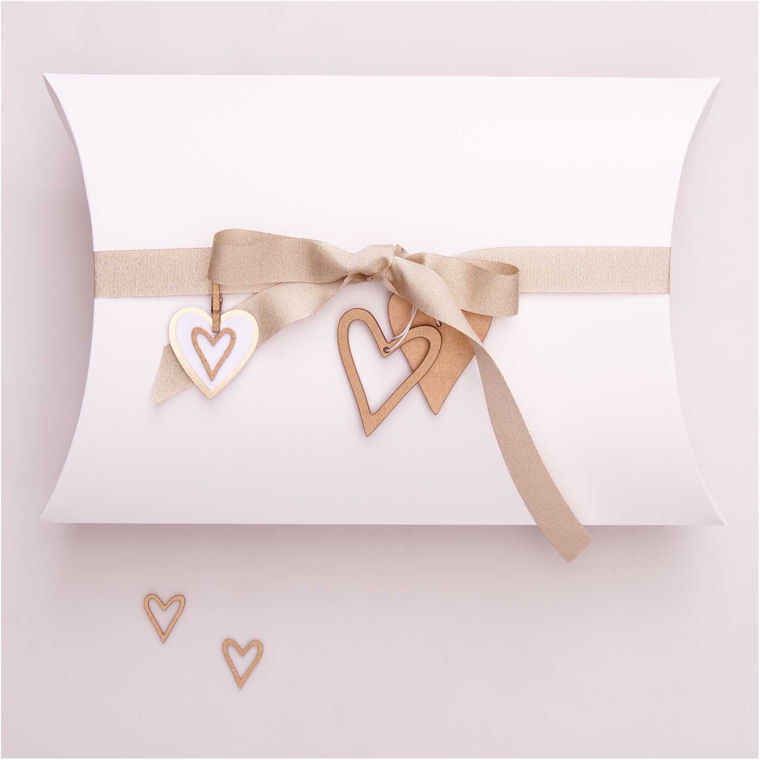 Holzstreu Herz offen 24 Stück: Elegante Geschenkbox mit goldenen Herzanhängern und Schleife.