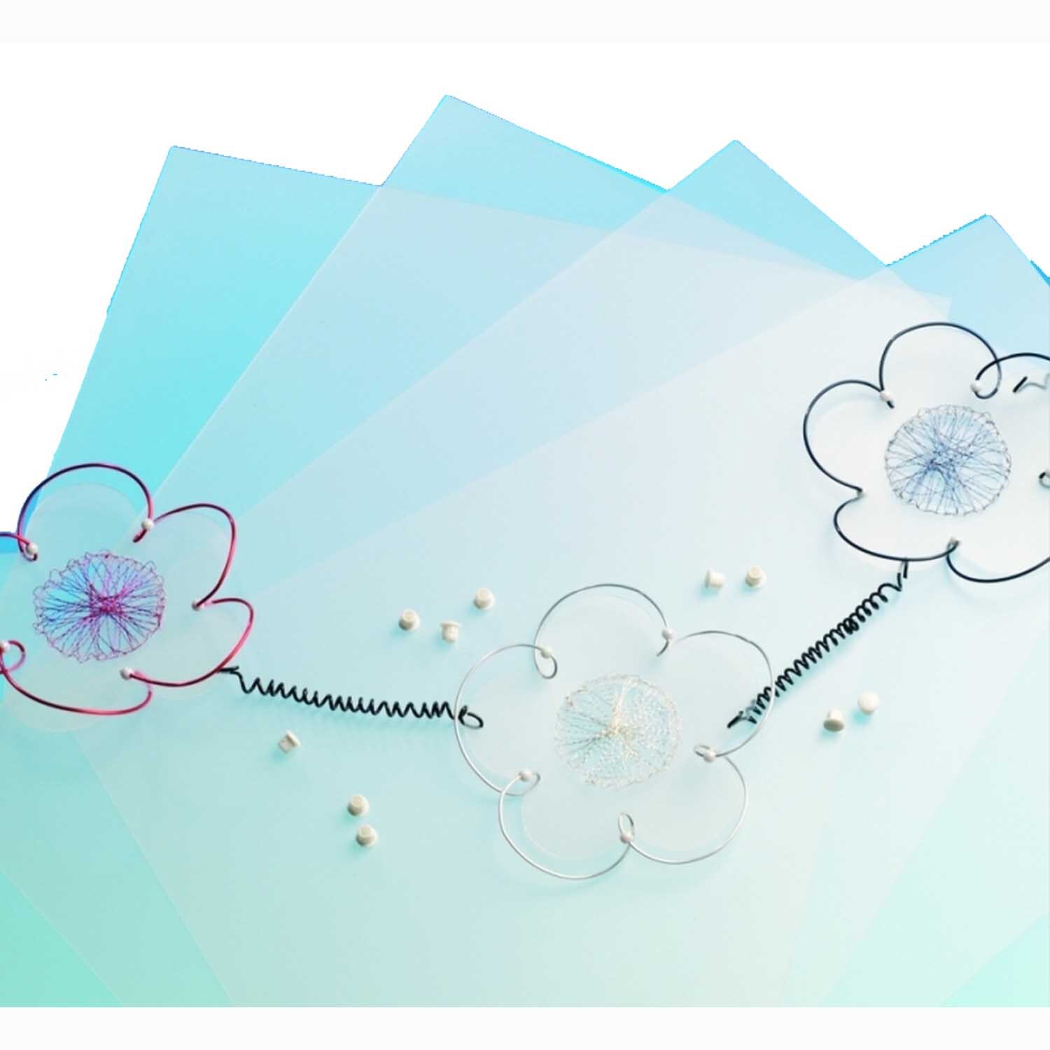 CREApop® Folie matt-geprägt zeigt transparente Blätter mit dekorativen Blumenmotiven und Perlen. Ideal für kreative Bastelprojekte.