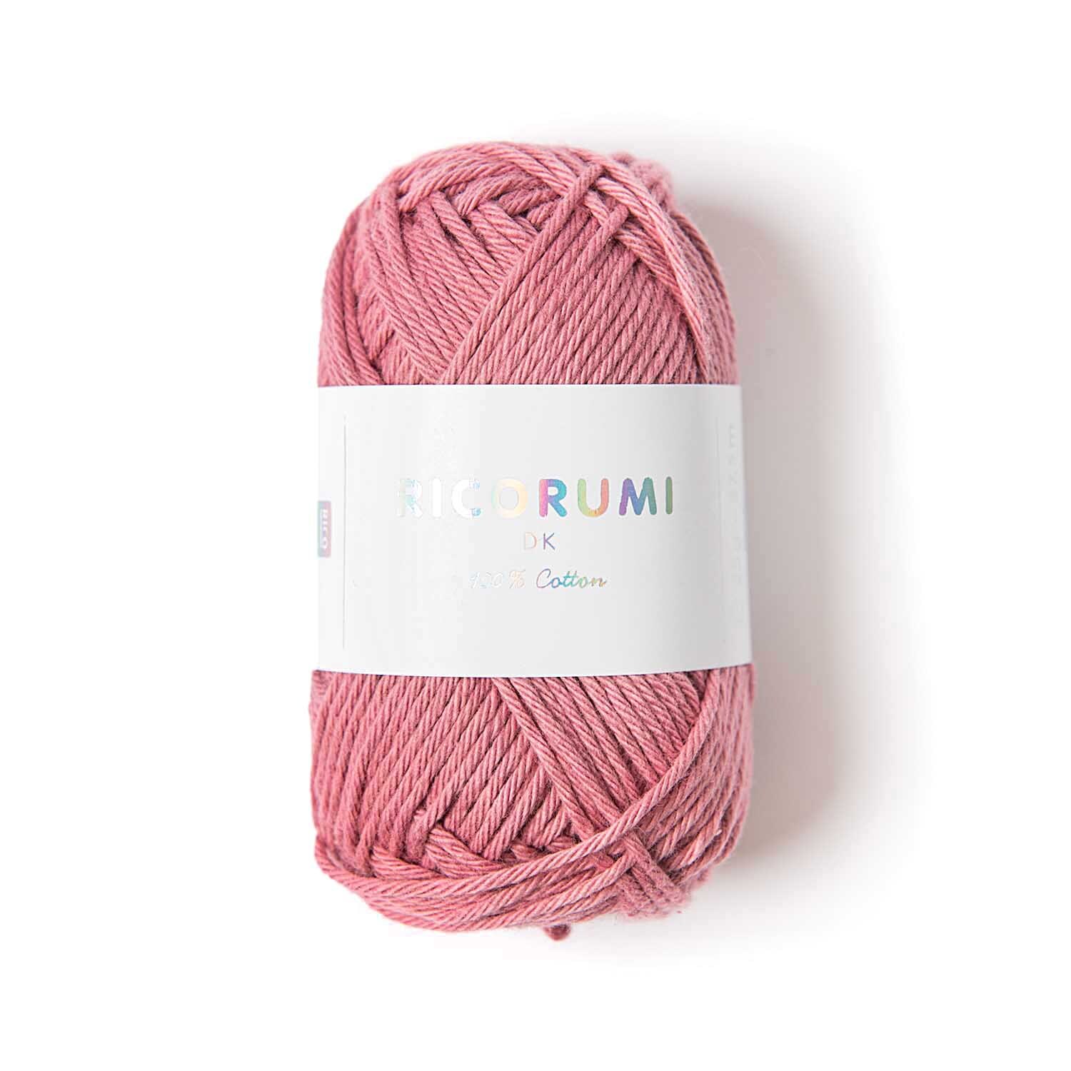 Creative Ricorumi dk: Ein altrosa Garnknäuel von Rico Design, 25g, ideal für kreative Strickprojekte.