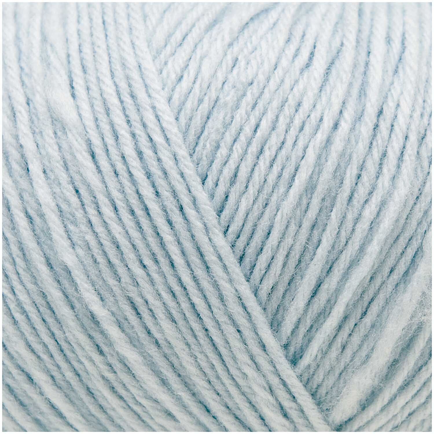 Rico Baby Classic 4fädig Wolle in Hellblau von Rico Design, Nahaufnahme der weichen, feinen Fasern. Ideal für Strickprojekte.
