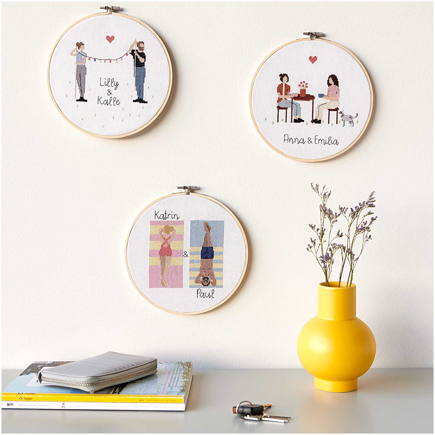 Figurico Stickpackung Girlfriend & Boyfriend 20cm zeigt drei bestickte Rahmen an einer Wand.