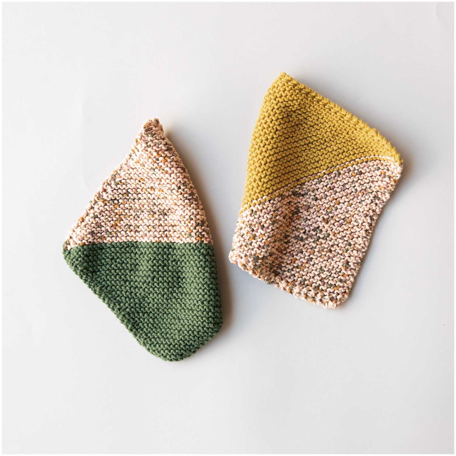 Creative Cotton aran Strickstücke in Grün und Gelb von Rico Design, zeigen feine Handwerkskunst.