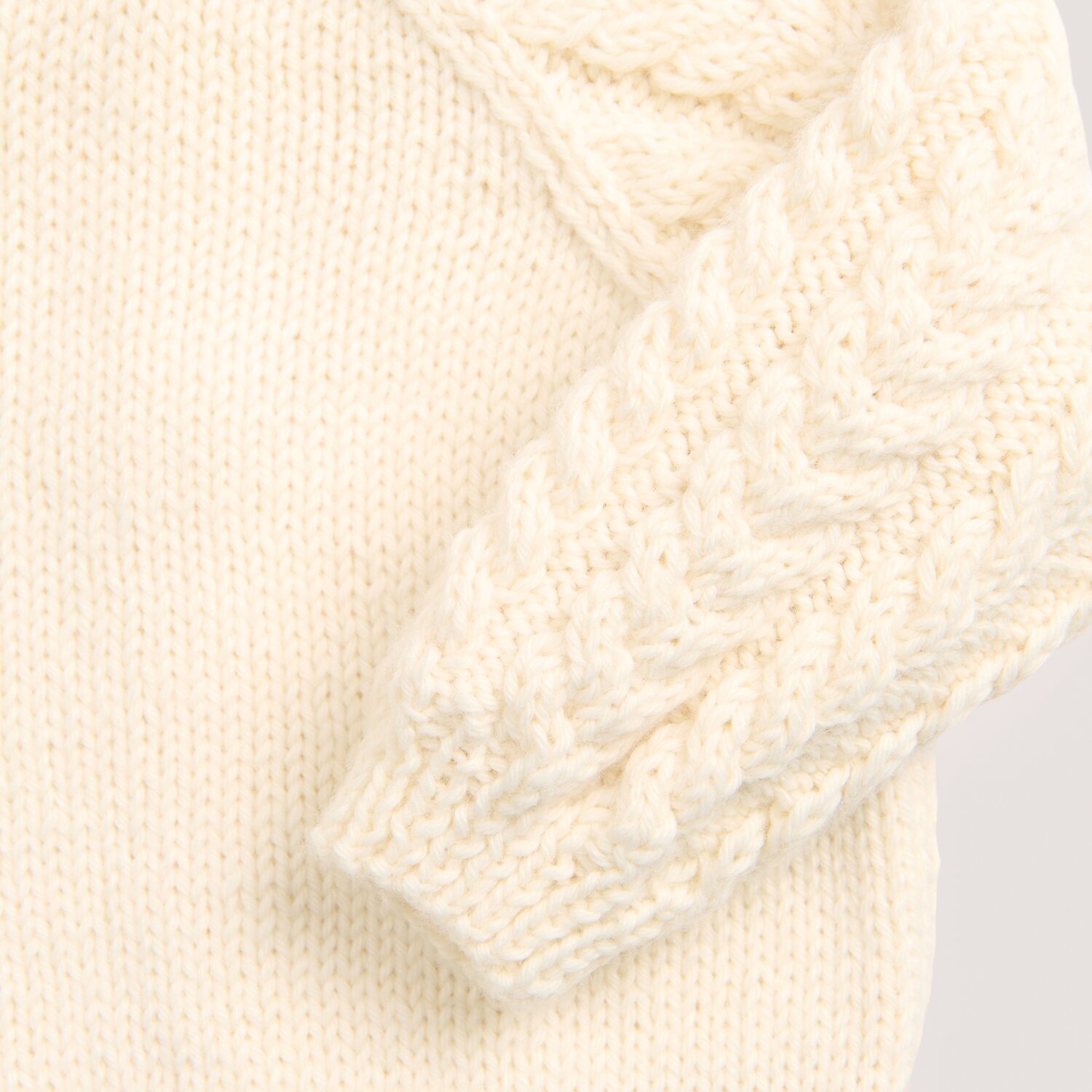 Rico Baby 044 Rico Baby Dream dk uni - A Luxury Touch, Strickdetail mit Zopfmuster, Garn von Rico Design Subtitel: 50g 115m, sanfter Naturton
