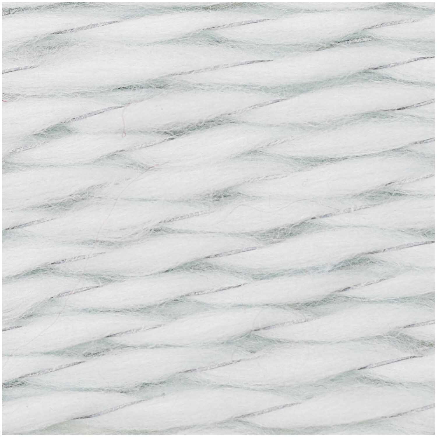 Creative Glühwürmchen von Rico Design: Nahaufnahme von weicher, mintfarbener Wolle, 100g 110m. Ideal für Strickprojekte.