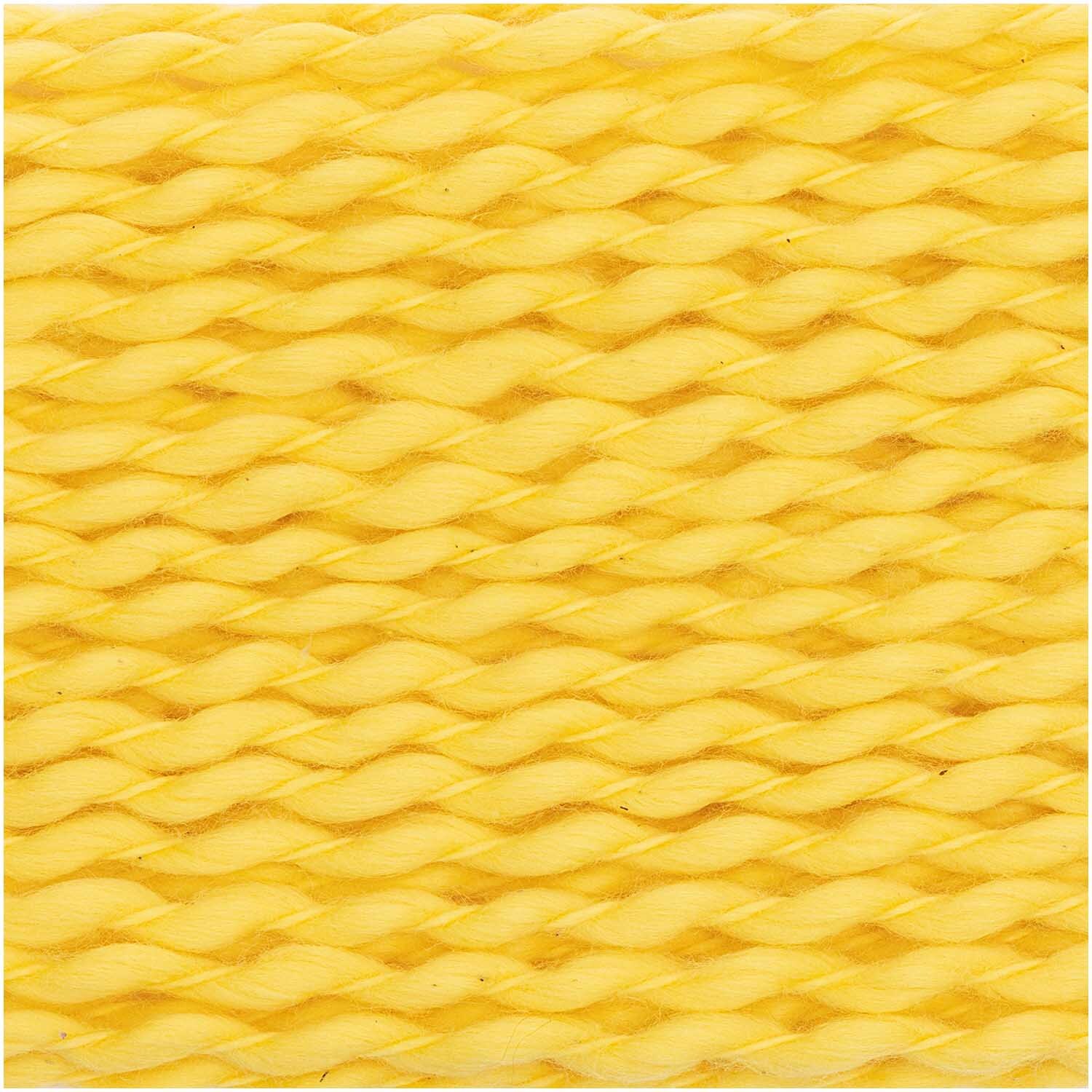 Creative So Cool + So Soft Cotton chunky in Pastellgelb von Rico Design, zeigt eine Nahaufnahme von weicher, dicker Baumwolle in gelber Farbe.
