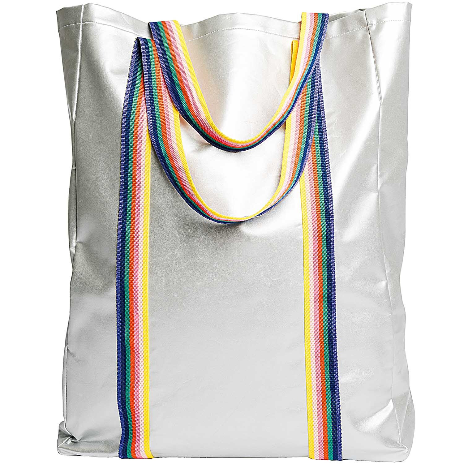 Gurtband gestreift 40mm 2m: Silberne Tasche mit bunten Streifen in Regenbogenfarben von Rico Design.