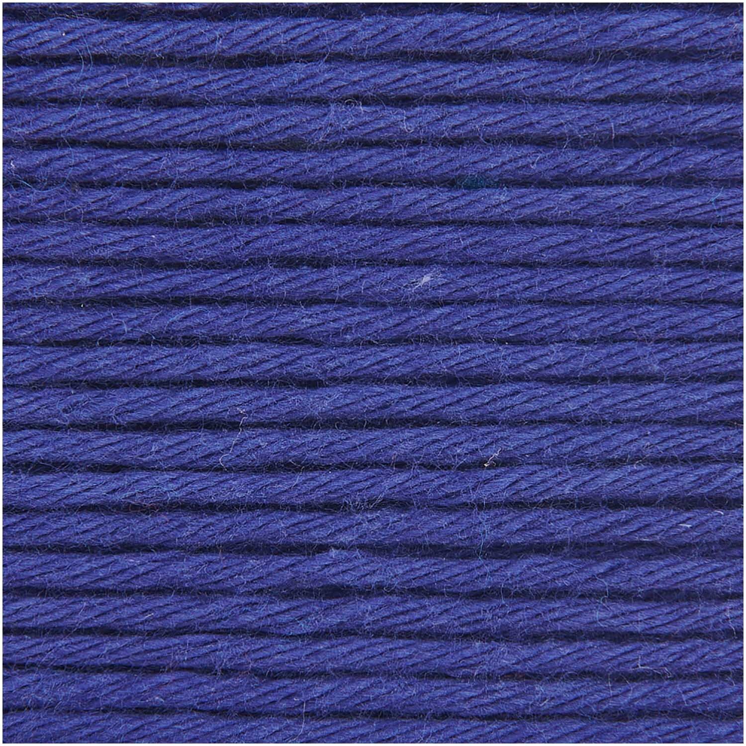 Cotton Universal: Nahaufnahme von lila Wolle Rödel Garn, 50g 85m, ideal für Strickprojekte.
