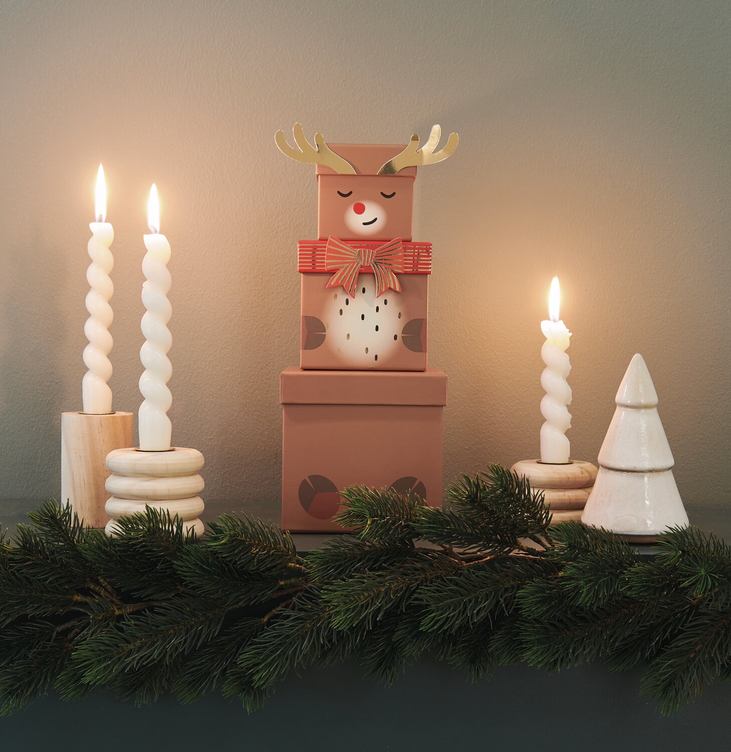 Geschenkboxen-Set Rentier: Festliche Deko mit Rentier-Boxen, Kerzen und Tannenzweigen.