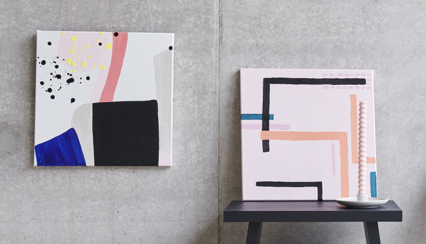 Anleitung Acrylbild abstrakt gestalten: Zwei moderne, bunte Acrylbilder auf Betonwand und Tisch.