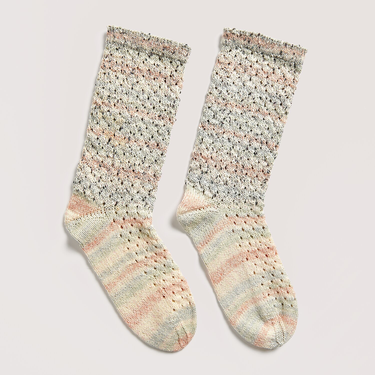 Strickset Socken Modell 14b aus Die Neue Masche No. 12, pastellfarbene Socken mit feinem Muster.