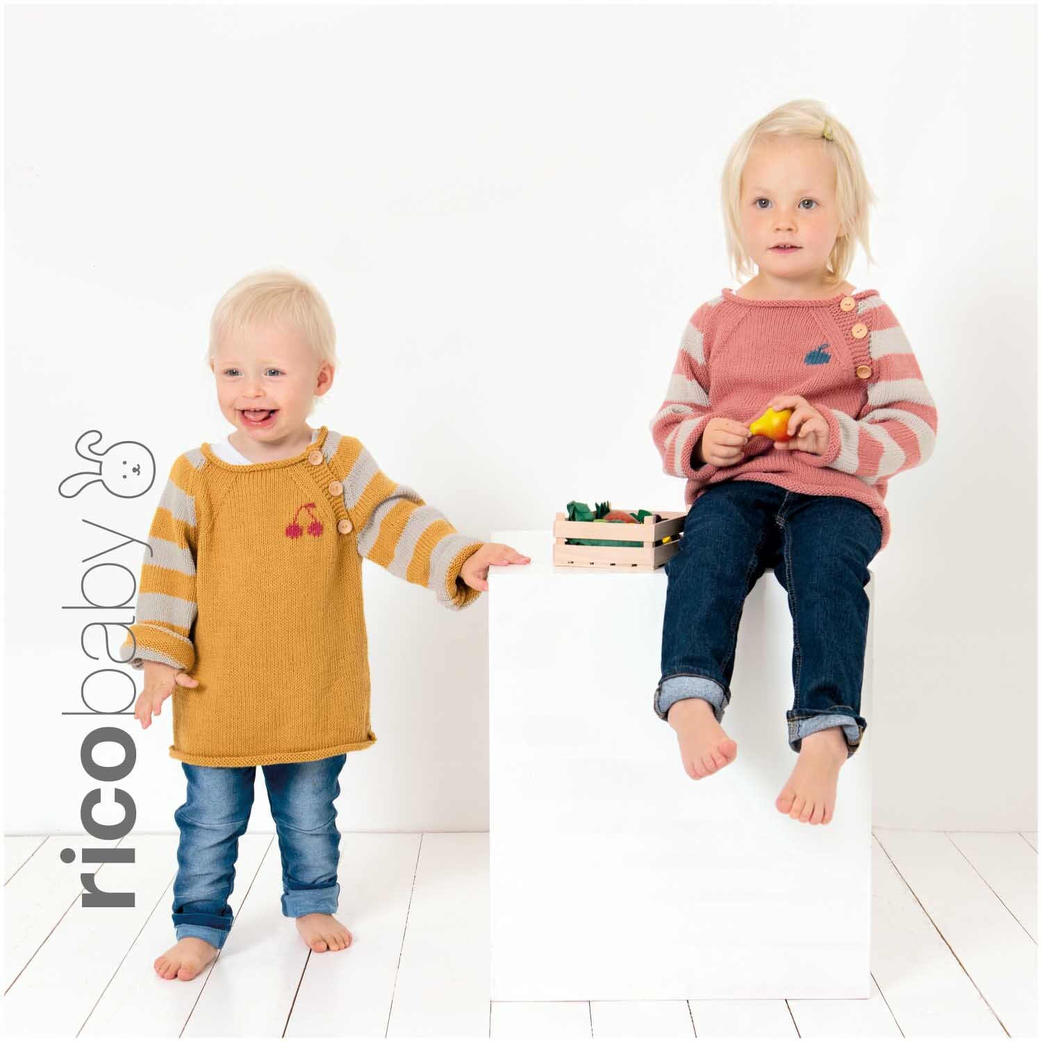 Rico Baby Cotton Soft dk: Zwei Kinder in gestrickter Kleidung, eines in senffarbenem Pullover, lächelnd.