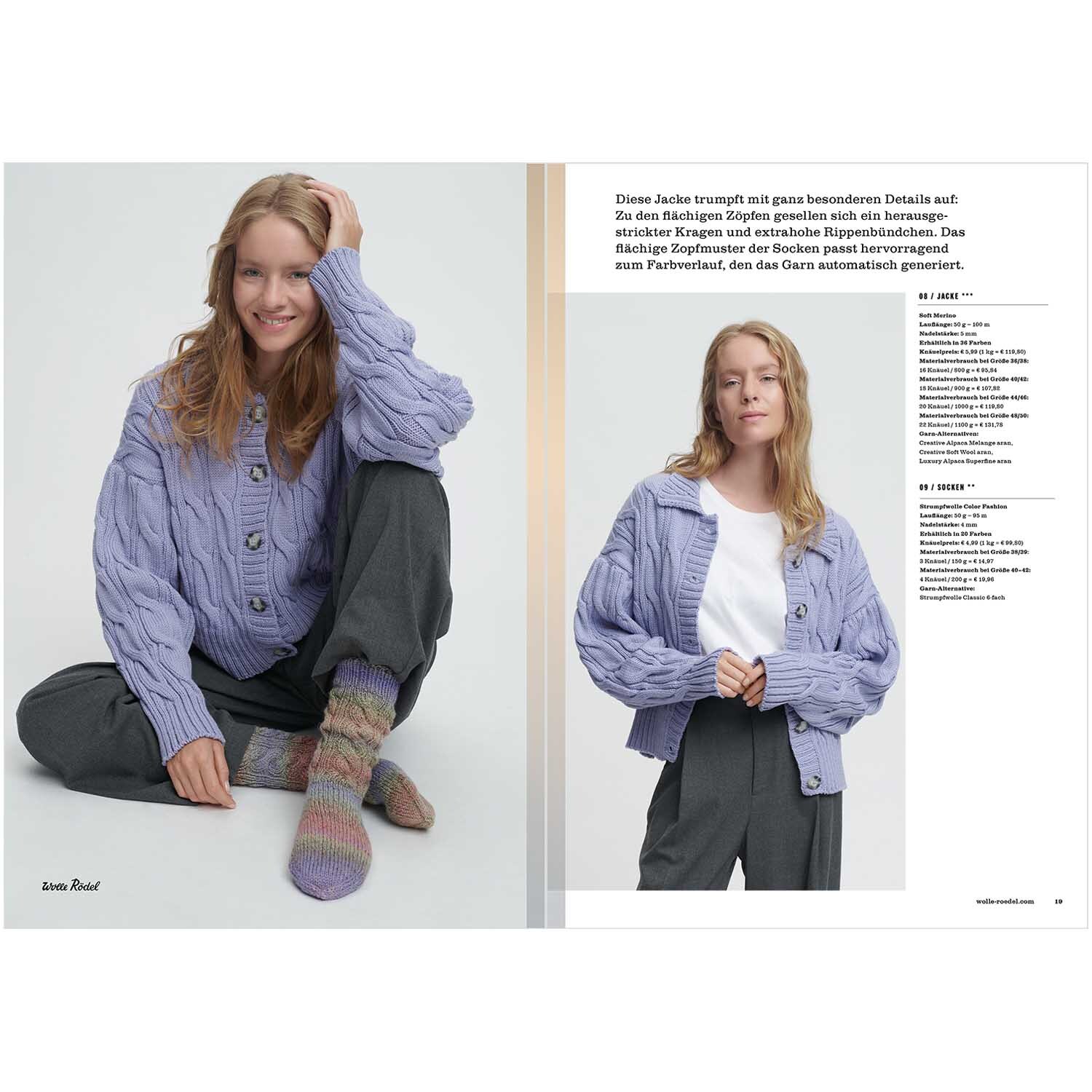Die Neue Masche Nr. 04 Herbst: Frau in lila Strickjacke von Wolle Rödel, sitzt lächelnd, trägt bunte Socken.