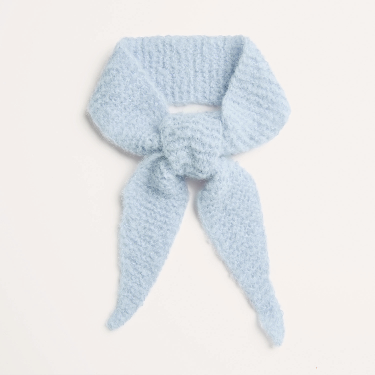 Strickset Mini-Tuch Modell 33a in zartem Eisblau, gestrickt aus weichem Garn von Rico Design.