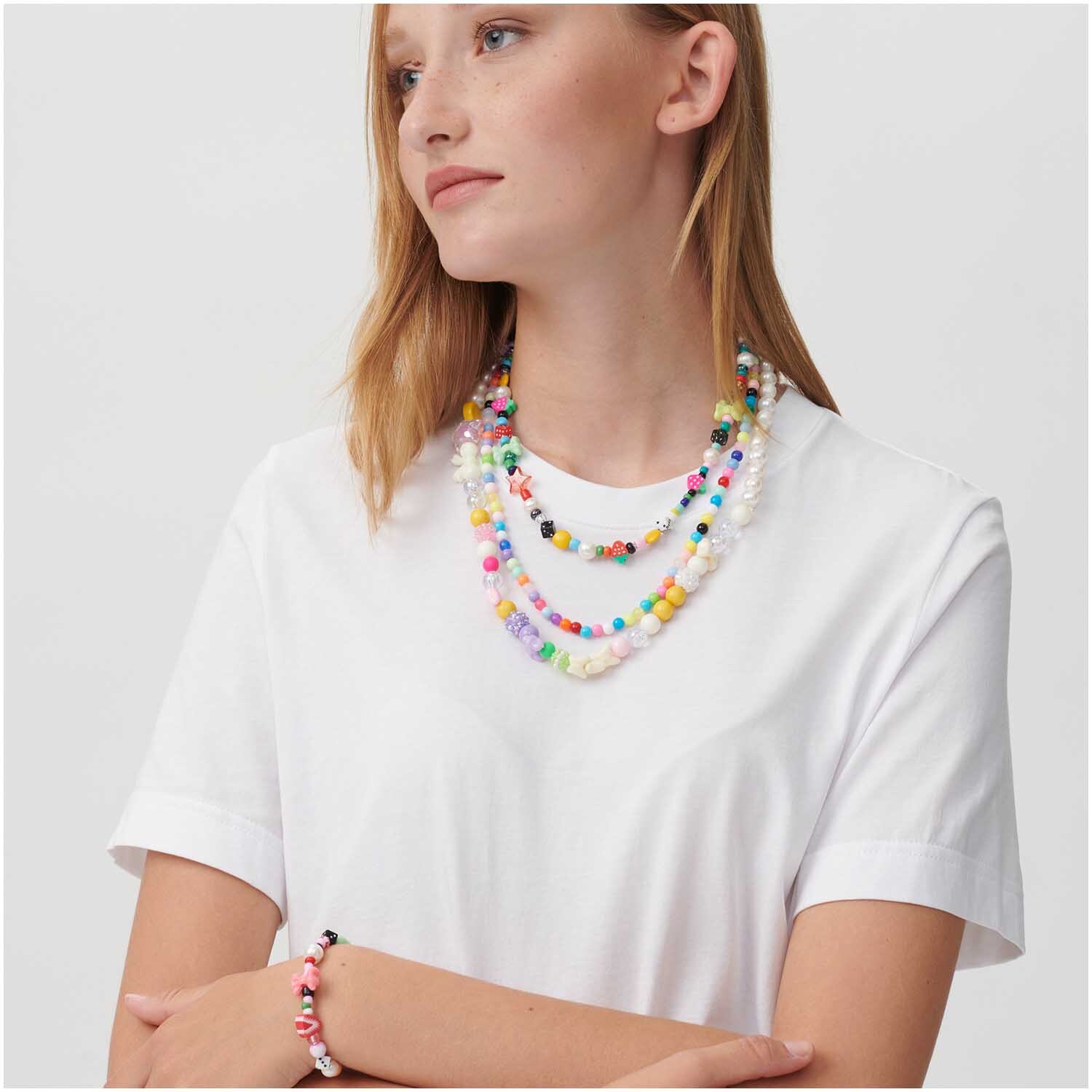 itoshii Strassperlen neon Mix 11mm, getragen als bunte Halskette und Armband von Frau in weißem T-Shirt.