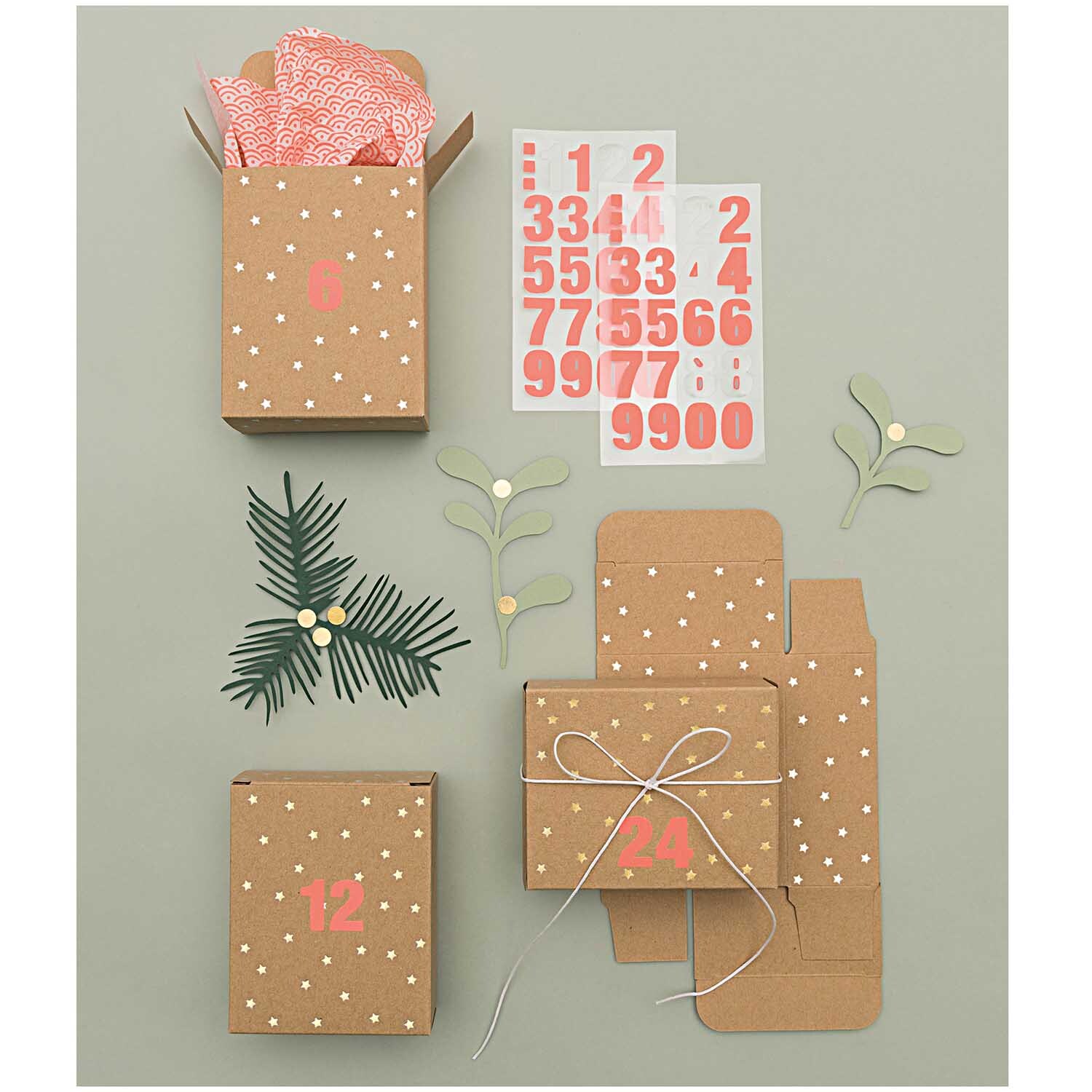 Paper Poetry Sticker Punkte auf Geschenkboxen mit weihnachtlichen Motiven und Dekorationen.