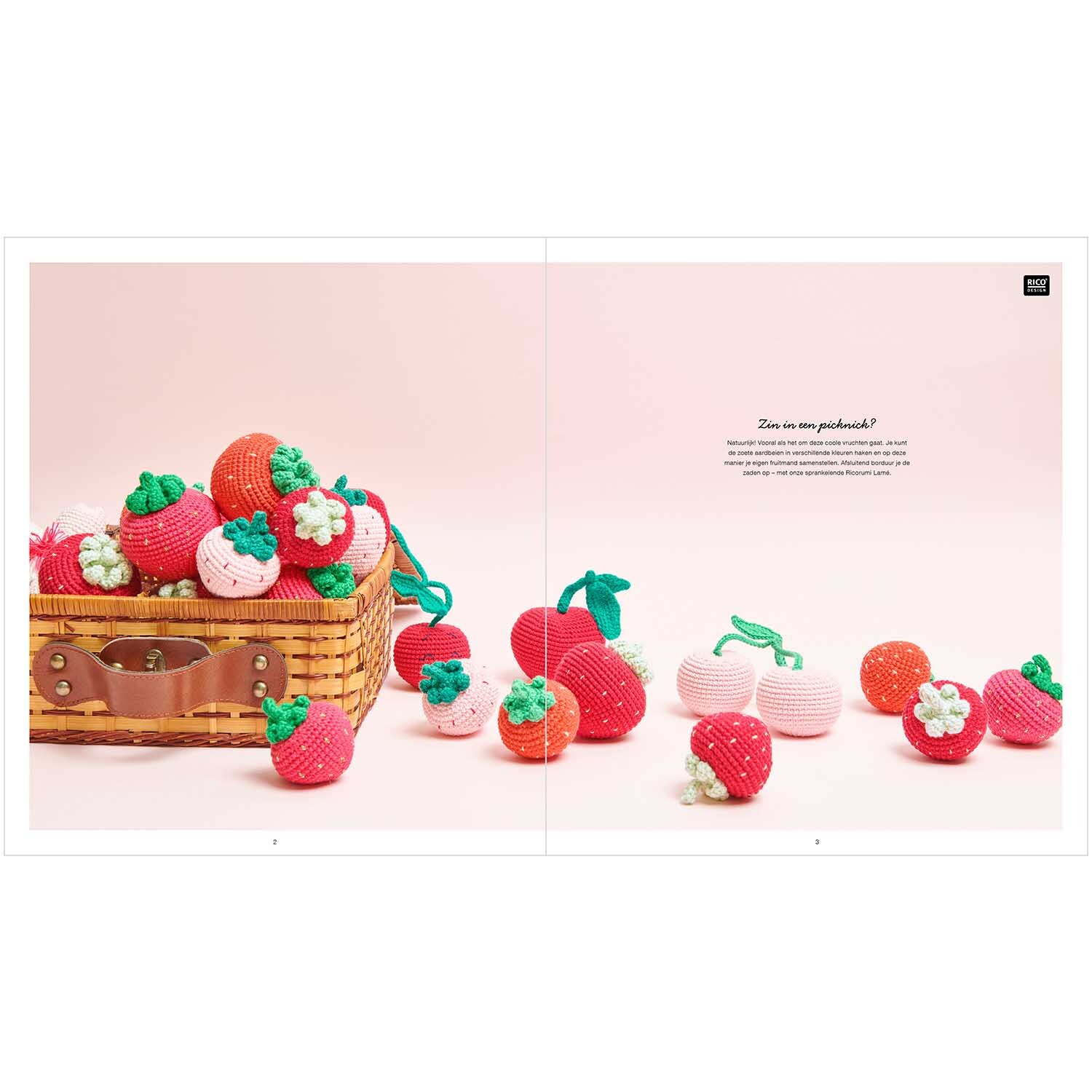 Ricorumi Just Bees + Fruits + Flowers niederländisch: Gehäkelte Früchte in einem Korb, ideal für kreative Handarbeitsprojekte.