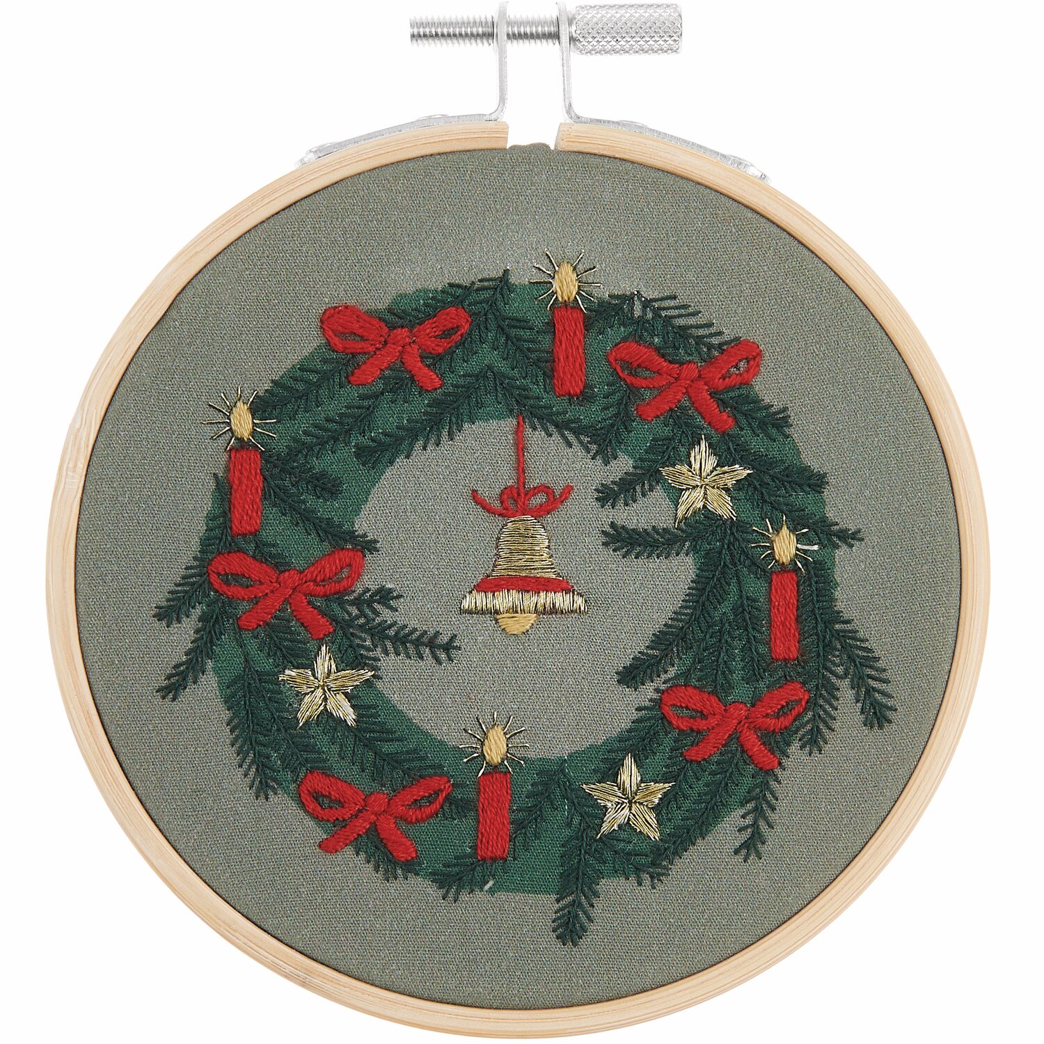 Stickpackung Weihnachtskranz vorgezeichnet: Ein grüner Kranz mit roten Kerzen und Schleifen, verziert mit einer Glocke, Ø10cm, von Rico Design.