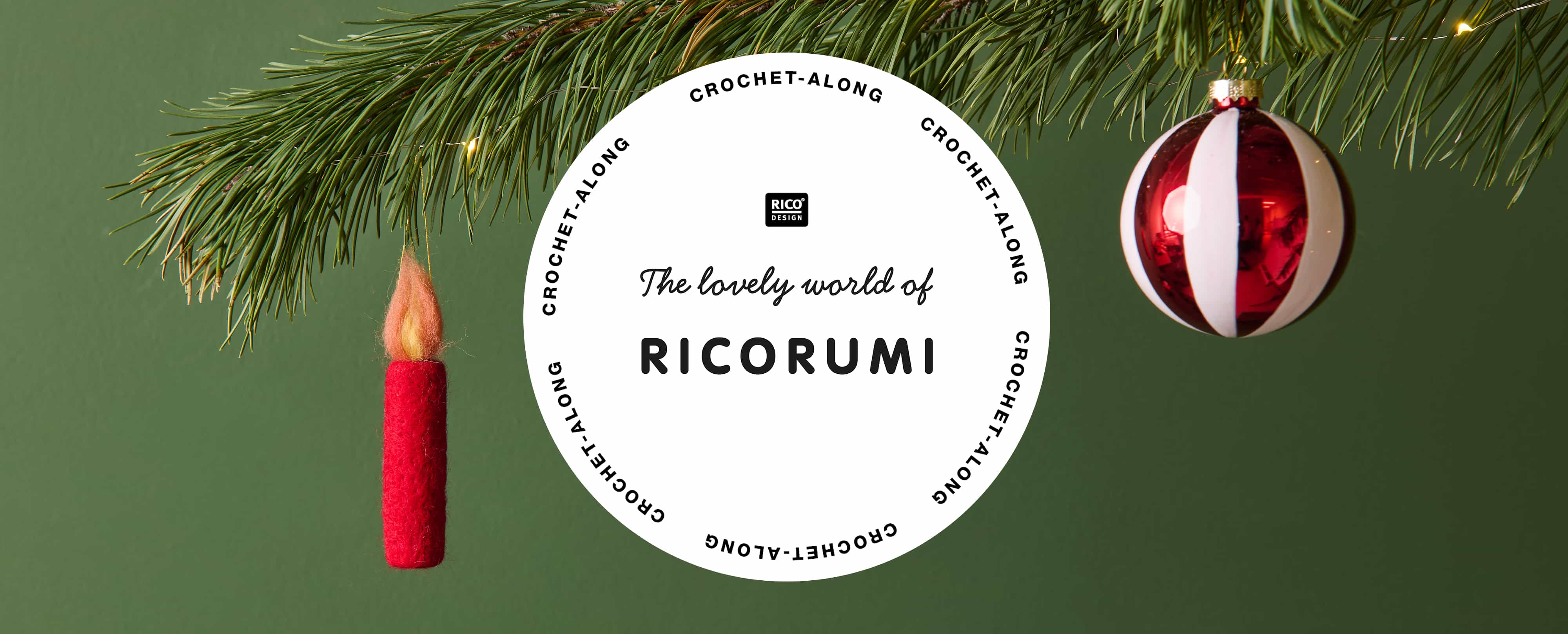 Ein Tannenzweig ist mit Weihnachtsanhängern geschmückt. Davor ein Logo von Ricorumi.