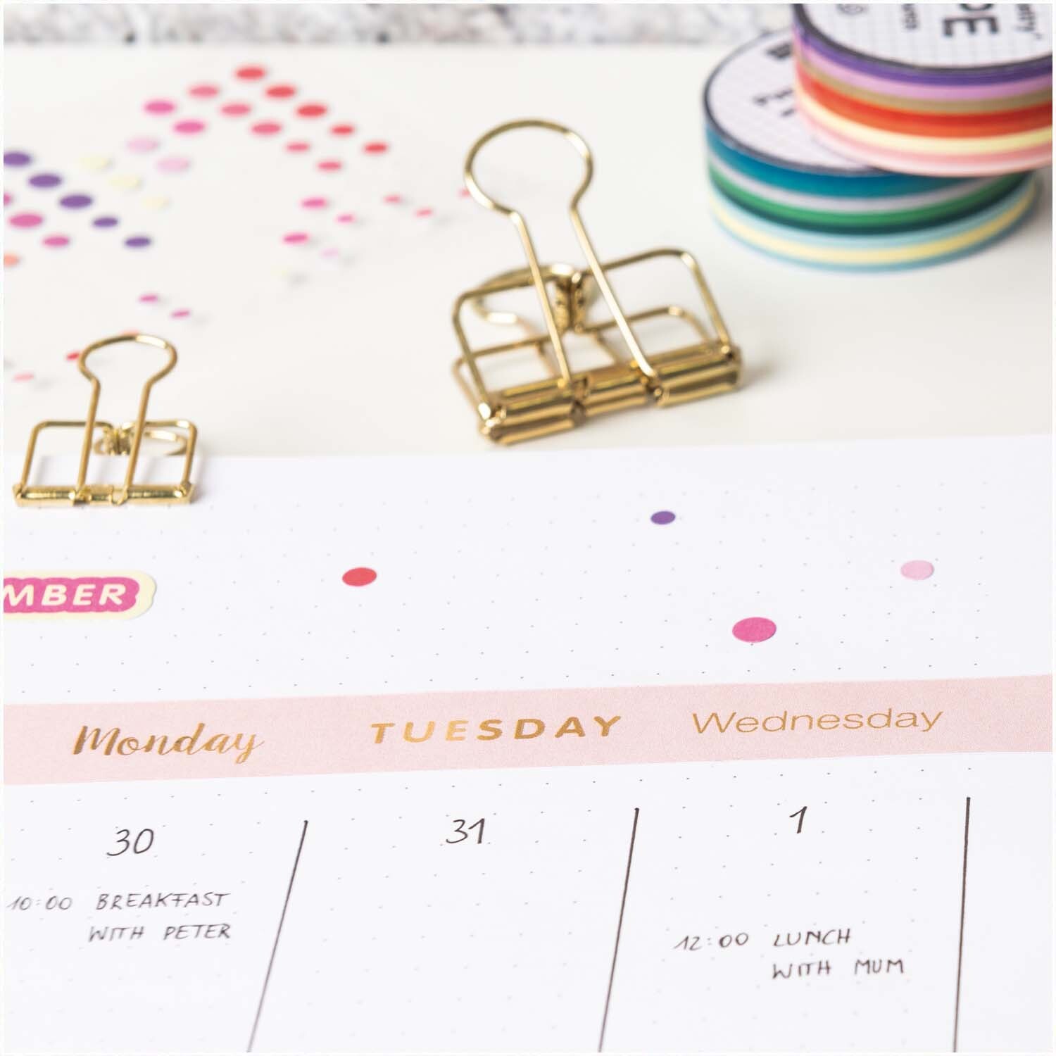 Paper Poetry Tape Streifen grün-irisierend von Rico Design neben einem Kalender mit Büroklammern.
