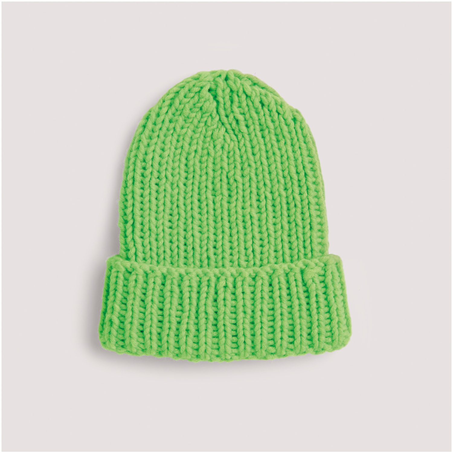 Strickset Mütze Modell 02: Leuchtend grüne, gestrickte Mütze mit breitem Umschlag aus weicher Wolle. Ideal für kalte Tage.