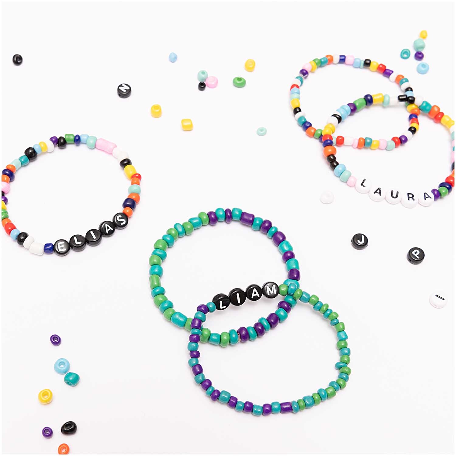 Keramik-Perlen natur multicolor 3mm 30g: Bunte Armbänder aus kleinen Keramikperlen, ideal für kreative DIY-Projekte.