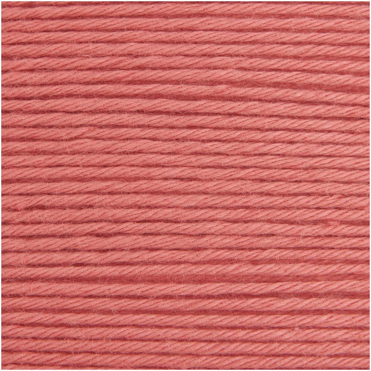 Rico Baby Cotton Soft dk in Azalee zeigt weiches Garn in Rosa, ideal für Strickprojekte.