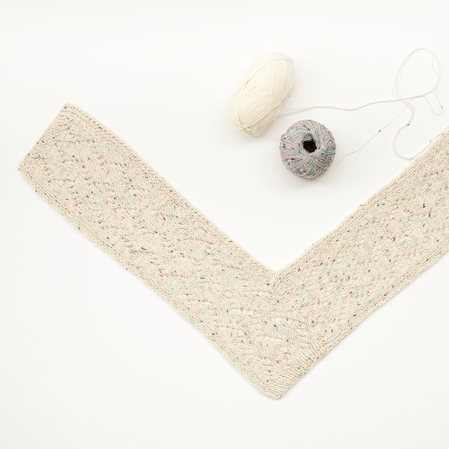 Mini Tücher Special International: Handgestricktes Tuch in V-Form mit zwei Garnknäueln von Rico Design.