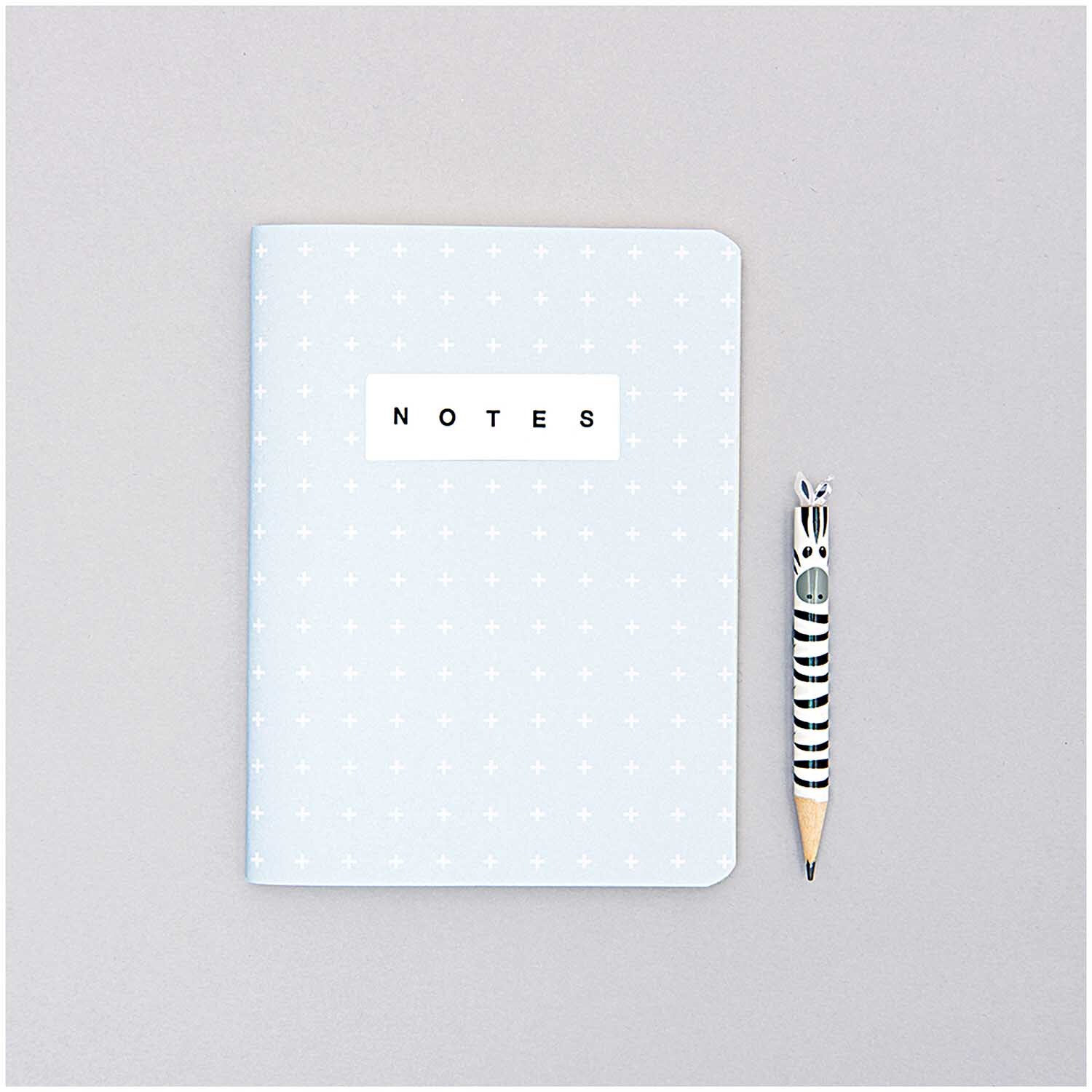 Paper Poetry Office Sticker Etiketten auf einem Notizbuch mit Zebra-Stift, ideal für Büroorganisation.