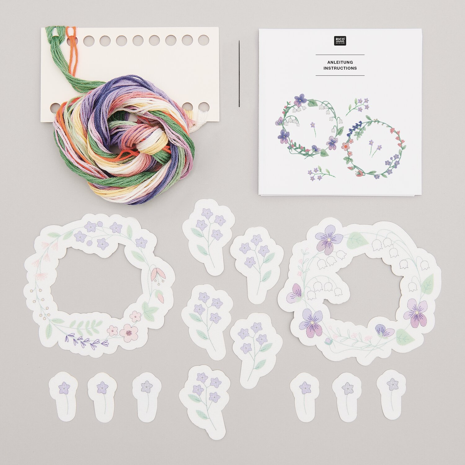 Stick & Stitch Packung Blumenkränze XL 13 Stück mit buntem Garn und Anleitungsheft von Rico Design. Ideal für kreative Stickprojekte.