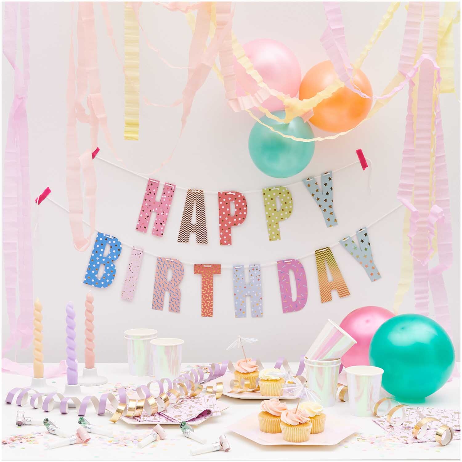 Servietten Blumenranken rosa 33x33cm 20 Stück, dekoriert mit bunten Luftballons und "Happy Birthday"-Banner für festliche Anlässe.