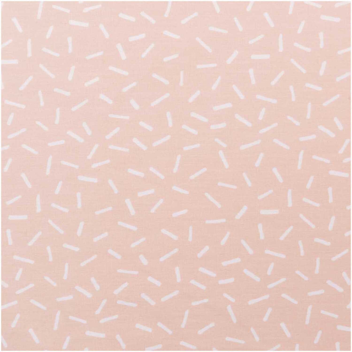 Druckstoff Hygge Striche puder-weiß 50x140cm mit zarten, weißen Strichen auf puderfarbenem Hintergrund von Rico Design.