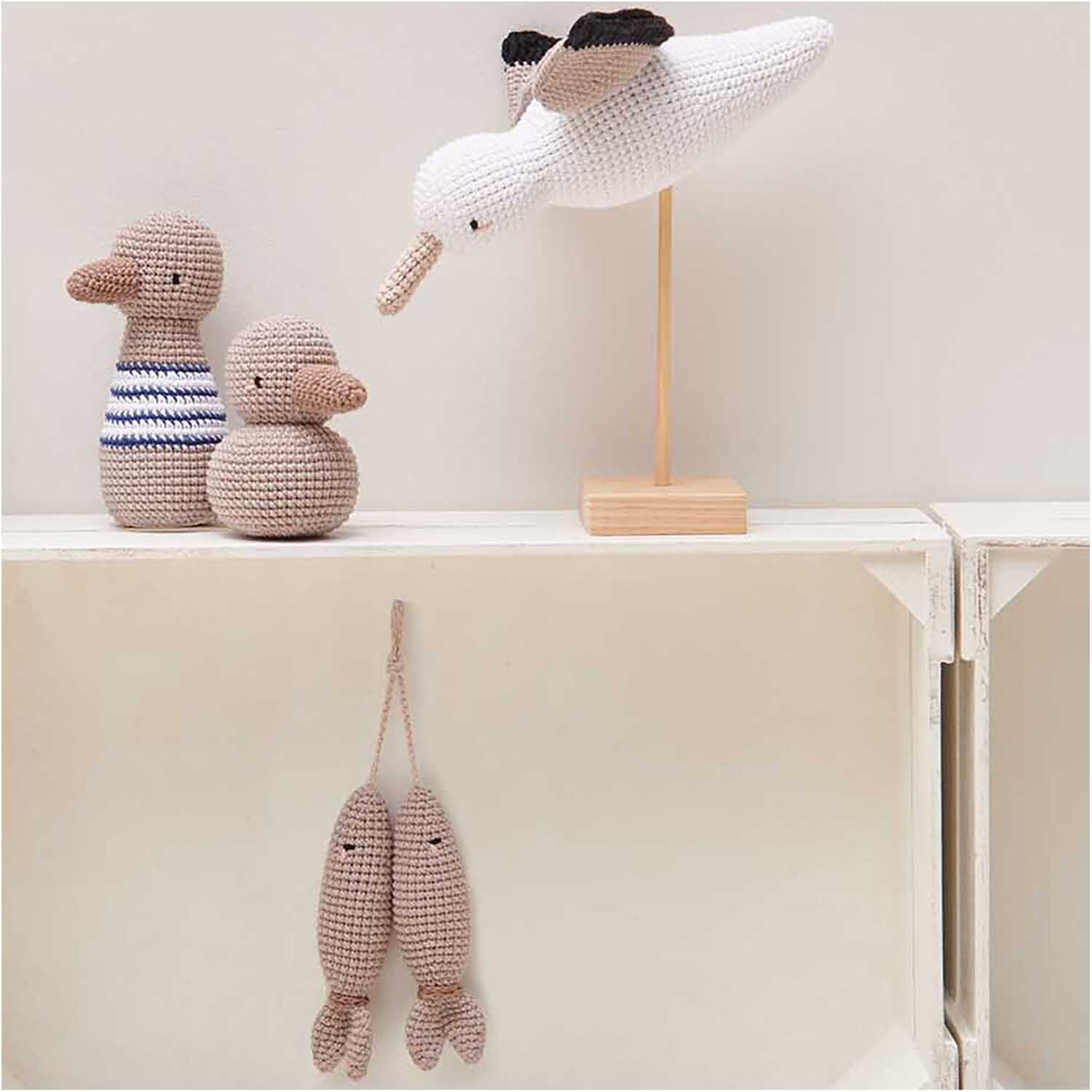 Creative Ricorumi dk: Gehäkelte Tiere und Fische in neutralen Tönen, dekorativ arrangiert.