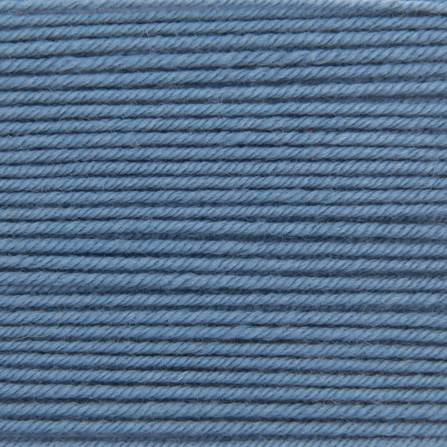 Essentials Merino dk, weiches mitteldickes Strickgarn von Rico Design in Atlantikblau, gleichmäßig aufgewickelt auf 50g 110m Knäuel für vielseitige Projekte