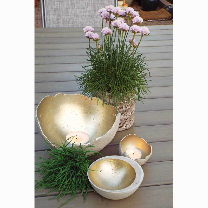 Gießbeton Eimer 1500g: Dekorative Schalen und Kerzenhalter aus Beton mit Pflanzen auf Holztisch. Ideal für stilvolle Gartendekoration.