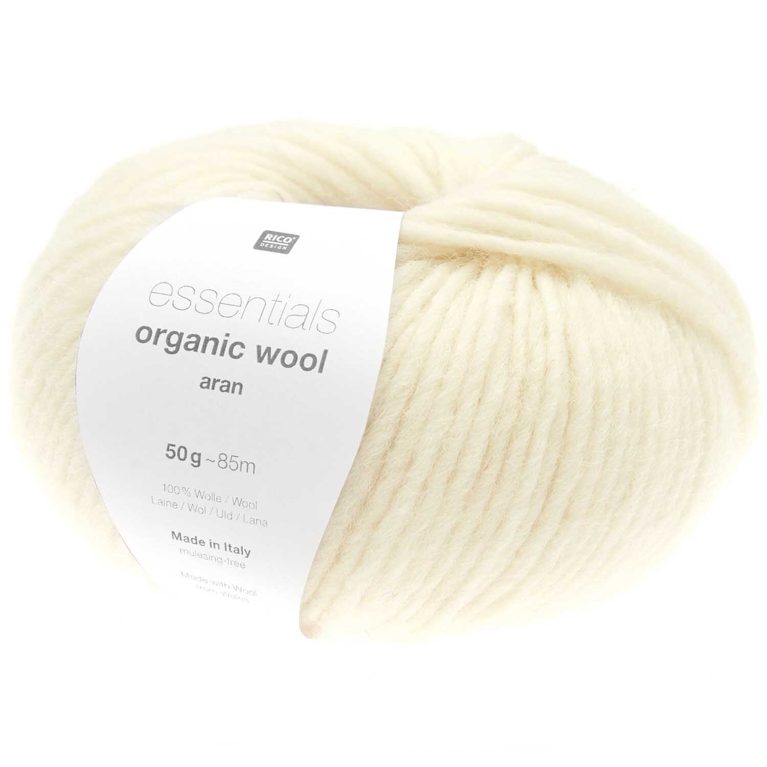 Essentials Organic Wool aran: Cremefarbene Wolle von Rico Design, ideal für Stricksets aus der Luxury Knits Winter Special Kollektion.