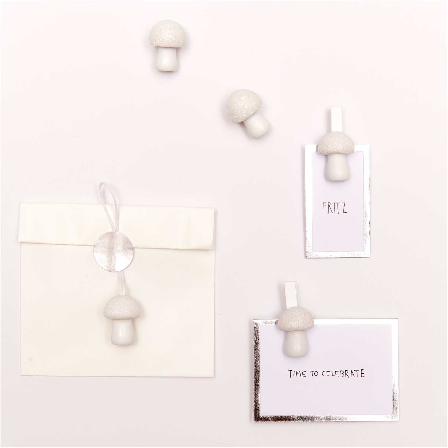 Paper Poetry Tischkarten mit Hot Foil, 9x12,7cm, 6 Stück. Elegante Karten in Silber von Rico Design, dekoriert mit kleinen Pilzen.
