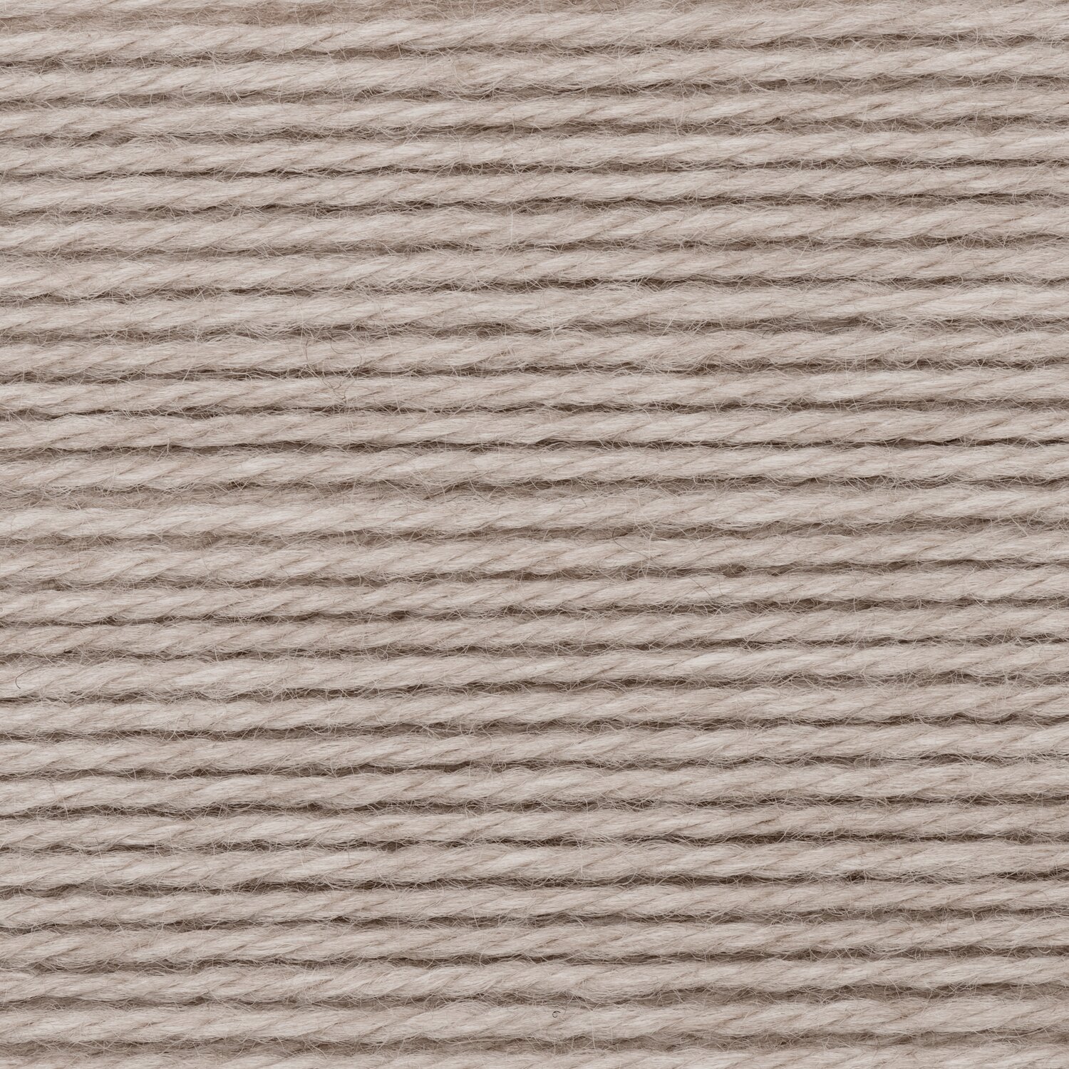 Wickelkarte des Garns Essentials Merino Plus dk in der Farbe 019 Natur.