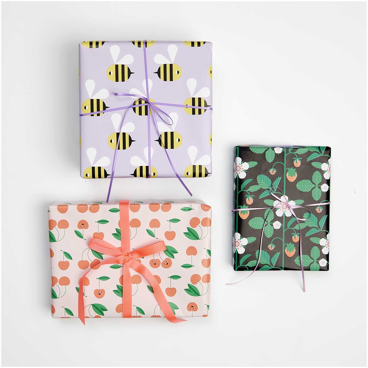 Paper Poetry Geschenkpapier mit Bienenmotiv, lila Hintergrund, dekorativ verpackt, von Rico Design.