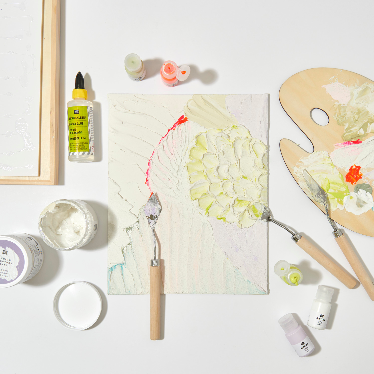 ART Premium Strukturpaste feinkörnig, grobkörnig und cremig mit Spachtelset von Rico Design. Künstlerbedarf auf weißem Hintergrund.