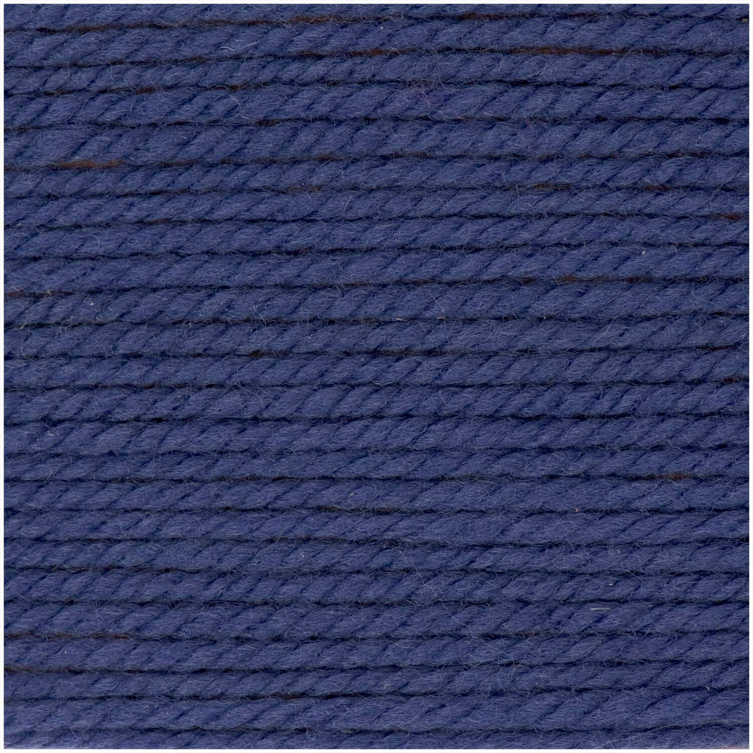 Soft Merino zeigt dicht gewickeltes Strickgarn der Marke Wolle Rödel in jeansblau; Subtitel 50g 100m für vielseitige Häkel- und Strickprojekte