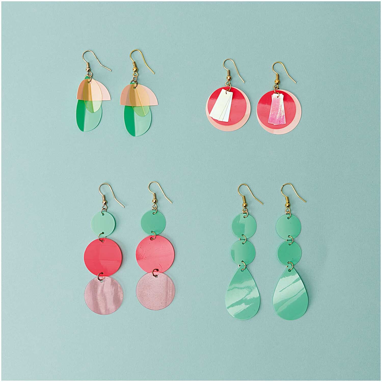Pailletten-Set Formenmix multicolor 14g: Vier Paar Ohrringe mit bunten Pailletten in verschiedenen Formen auf hellblauem Hintergrund.