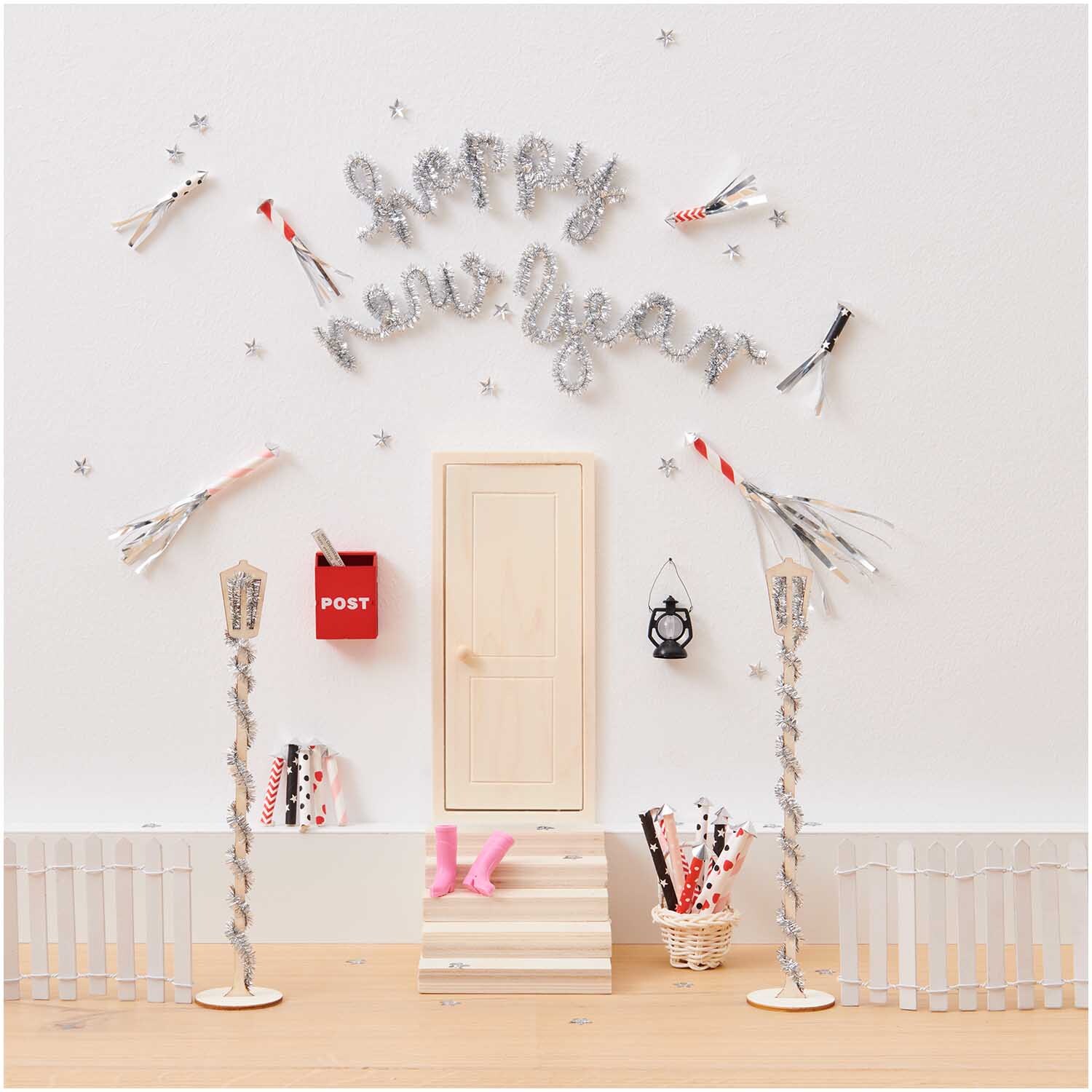 Miniatur Korb mit Henkel 4,5x4,5x6cm von Rico Design vor einer festlichen Dekoration mit "Happy New Year"-Schriftzug.