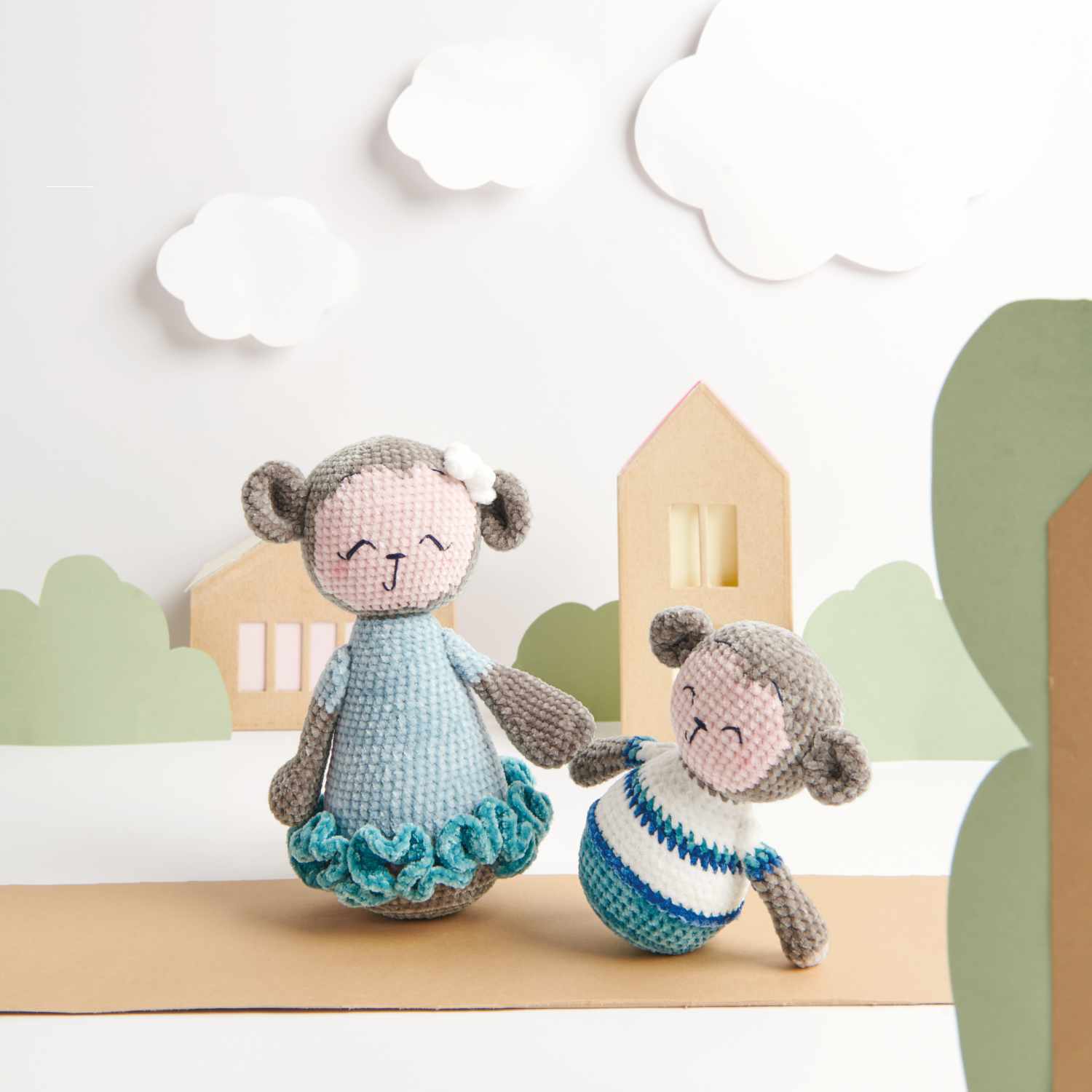Häkelset Affenmama & Max aus Ricorumi Mini Me: Zwei gehäkelte Affenfiguren in einer idyllischen Landschaft.