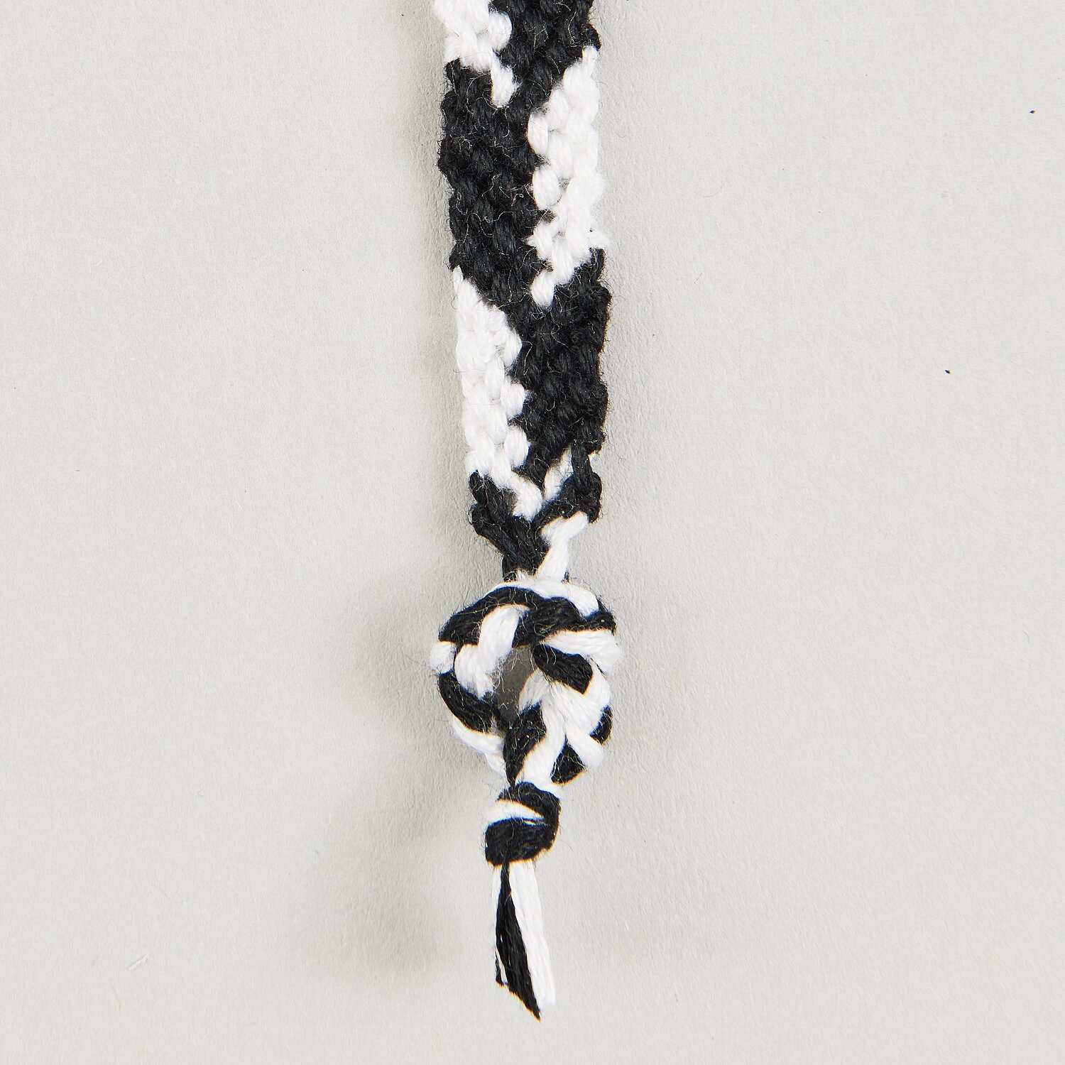 DIY Freundschaftsarmbänder Set Classic Colours, schwarz-weißes Armband mit Knoten, ideal für kreative Handwerksprojekte und individuelle Designs.
