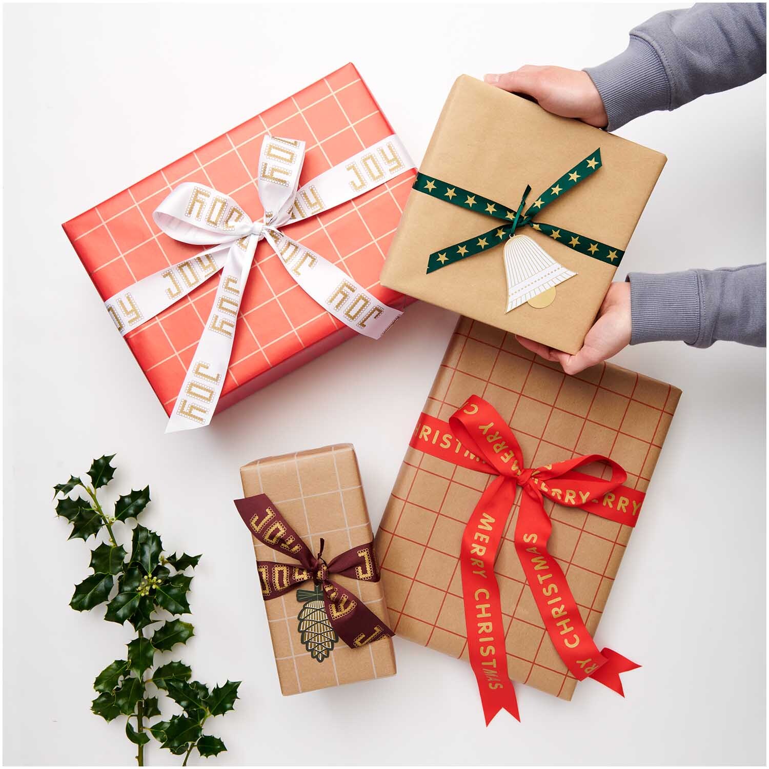 Paper Poetry Taftband Merry Christmas verziert Geschenke in verschiedenen Farben und Mustern.