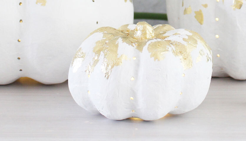 Inspiration beleuchteter Pappkürbis: Ein stimmungsvoll beleuchteter Kürbis aus Pappe, ideal für herbstliche Dekorationen.