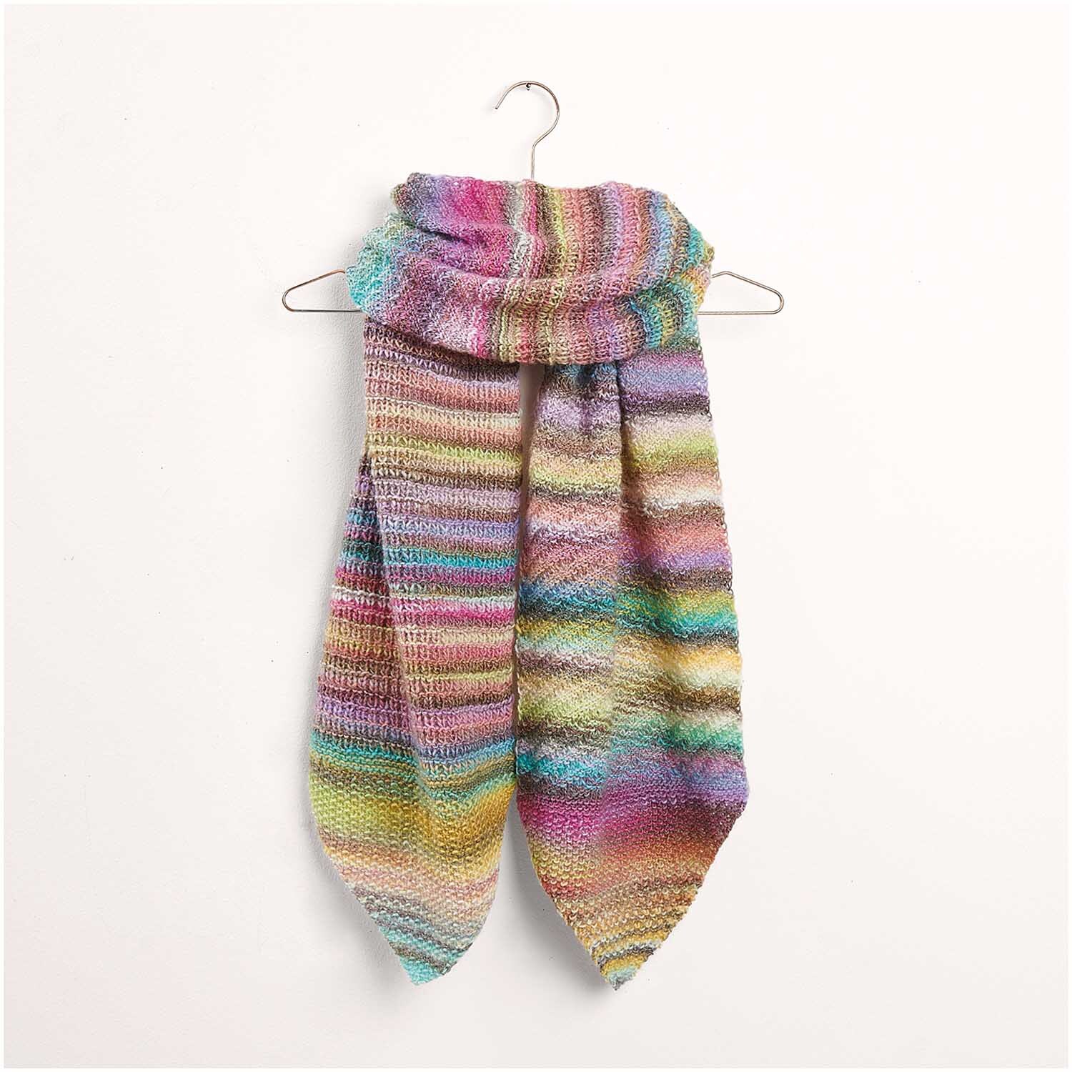Strickset Schal Modell 25: Bunter, gestreifter Schal auf einem Kleiderbügel, ideal für kreative Strickprojekte.