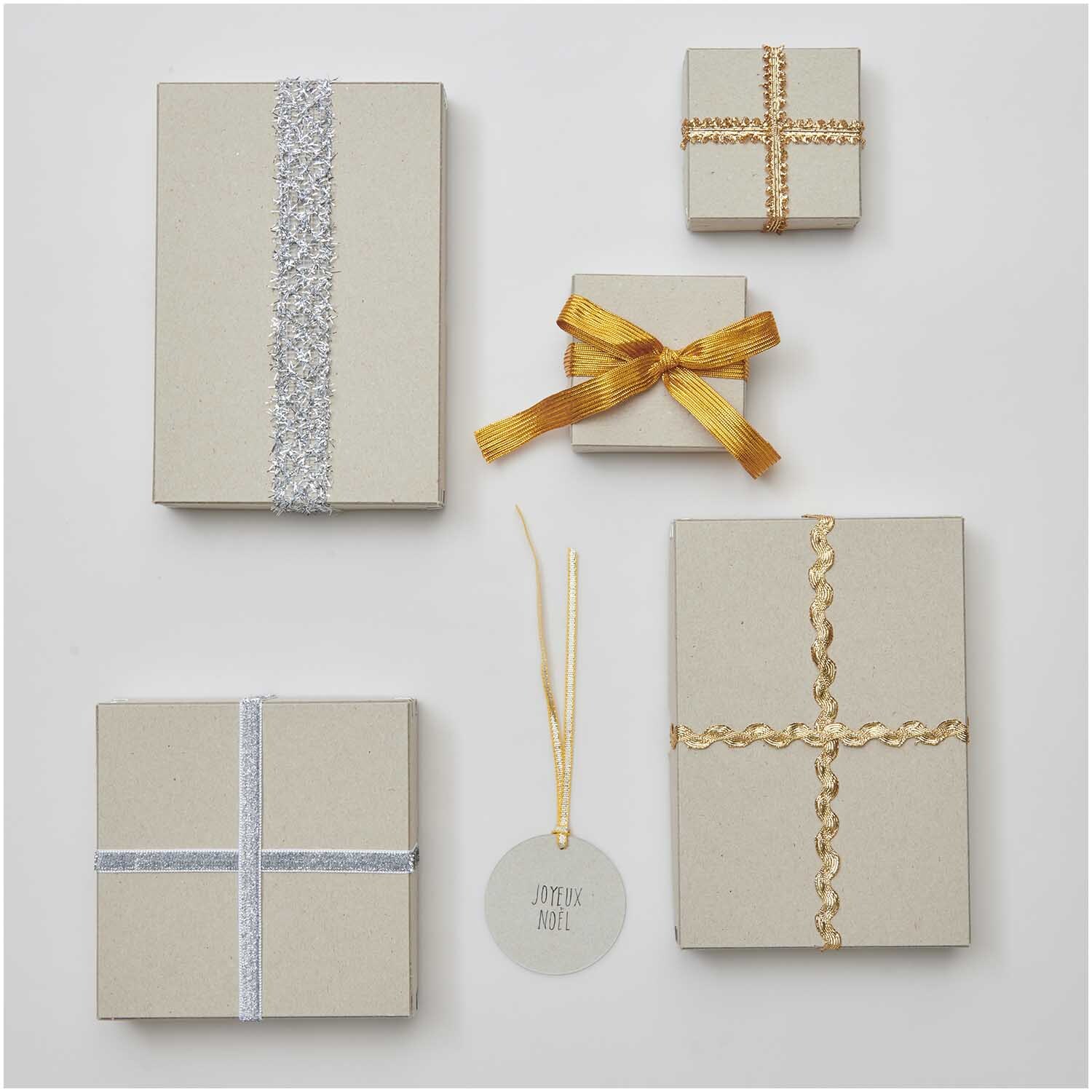Ribbon Set Lucky Dip 30teilig: Geschenkboxen mit goldenen und silbernen Bändern dekoriert.